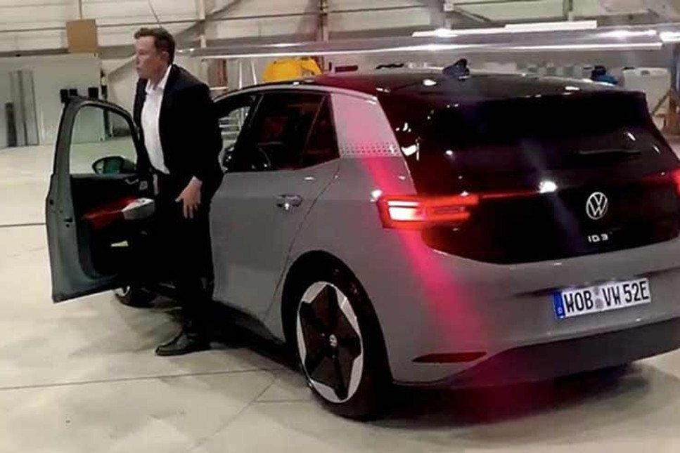Tesla'nın sahibi Elon Musk, elektrikli Volkswagen'i test etti